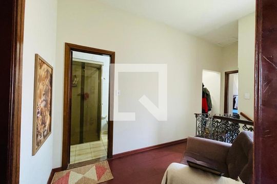 Corredor de casa para alugar com 3 quartos, 190m² em Centro, Taubaté