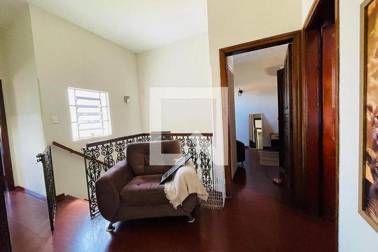 Corredor de casa para alugar com 3 quartos, 190m² em Centro, Taubaté