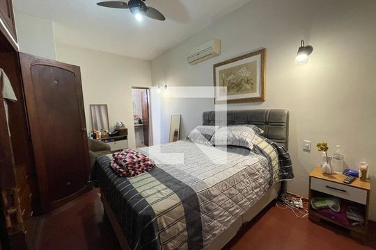 Quarto de casa para alugar com 3 quartos, 190m² em Centro, Taubaté