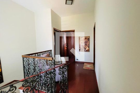 Corredor de casa para alugar com 3 quartos, 190m² em Centro, Taubaté