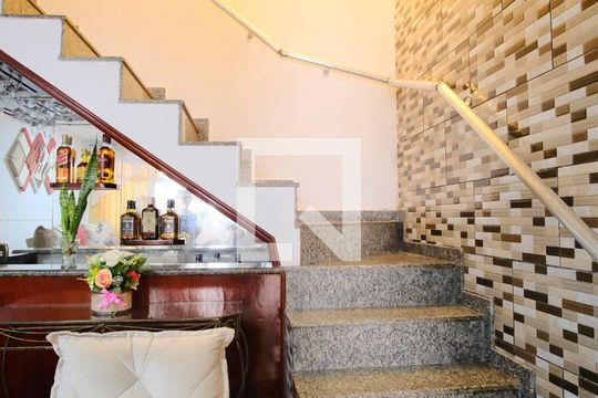 Escada de casa para alugar com 4 quartos, 175m² em Vila Esperança, São Paulo