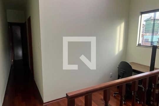 Escada de casa à venda com 3 quartos, 186m² em Tremembé, São Paulo