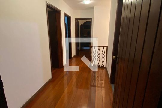 Corredor de casa à venda com 5 quartos, 272m² em Piratininga, Niterói