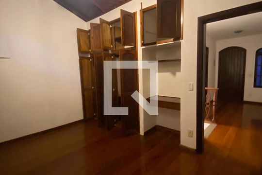 Quarto de casa à venda com 5 quartos, 272m² em Piratininga, Niterói