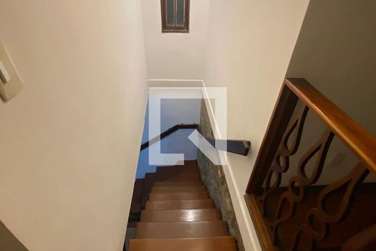 Escada de casa à venda com 5 quartos, 272m² em Piratininga, Niterói