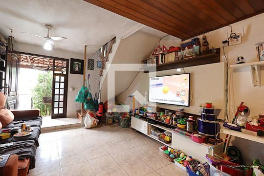 Sala de casa de condomínio à venda com 2 quartos, 120m² em Morro Santana, Porto Alegre