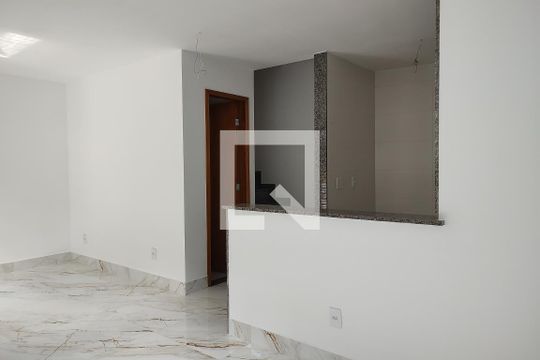 Sala de casa de condomínio à venda com 3 quartos, 120m² em Taquara, Rio de Janeiro