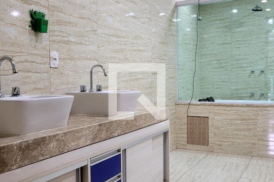 Banheiro de casa à venda com 3 quartos, 120m² em Itanhangá, Rio de Janeiro