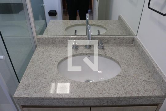Banheiro de kitnet/studio para alugar com 1 quarto, 22m² em Perdizes, São Paulo
