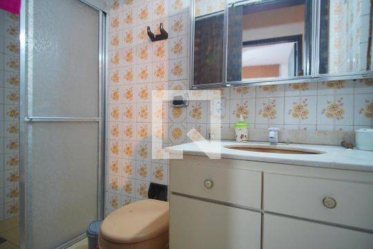 Banheiro Corredor de apartamento à venda com 2 quartos, 60m² em Vila Jardim, Porto Alegre
