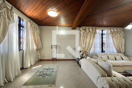 Sala 1 de casa para alugar com 6 quartos, 374m² em Jardim Atlântico, Florianópolis