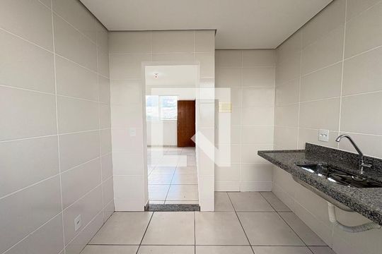 Cozinha de apartamento para alugar com 2 quartos, 49m² em Santa Marta, Ribeirão das Neves