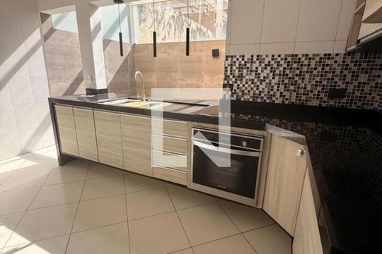 Cozinha de casa de condomínio para alugar com 2 quartos, 100m² em Jardim Colibri, Cotia