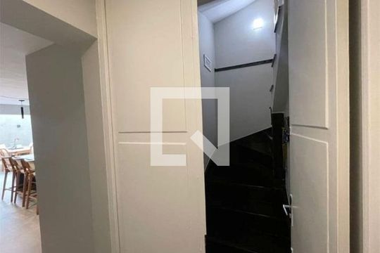 Escada de casa para alugar com 4 quartos, 300m² em Vila Mariza Mazzei, São Paulo