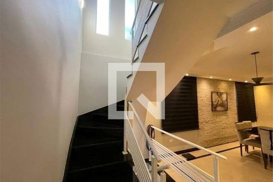 Escada de casa para alugar com 4 quartos, 300m² em Vila Mariza Mazzei, São Paulo