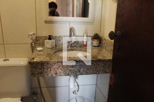 Banheiro Social de casa de condomínio à venda com 2 quartos, 350m² em Taquara, Rio de Janeiro