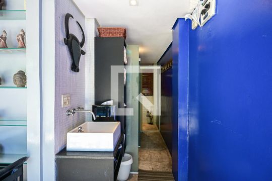 Banheiro da Piscina de casa de condomínio para alugar com 3 quartos, 420m² em Jardim Panorama, São Paulo