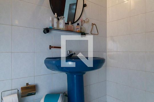 Lavabo de casa para alugar com 3 quartos, 210m² em Jardim Iracema, São Paulo