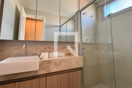 Banheiro da Suíte 1 de apartamento para alugar com 2 quartos, 75m² em Funcionários, Belo Horizonte