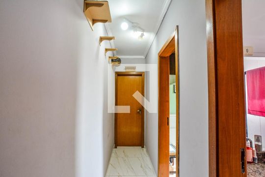Corredor de apartamento à venda com 3 quartos, 96m² em Vila Vitória, Santo André