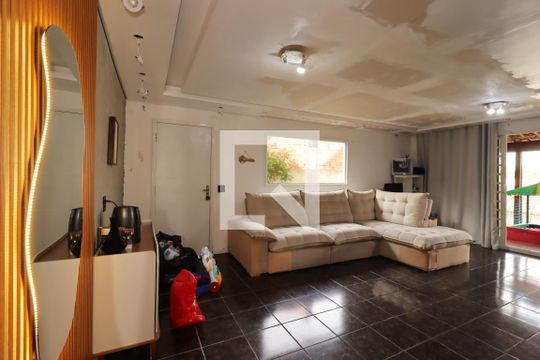 Sala de casa para alugar com 4 quartos, 235m² em Parque Gerassi, Santo André