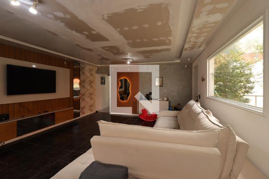 Sala de casa para alugar com 4 quartos, 235m² em Parque Gerassi, Santo André