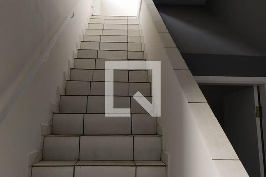 Escada de casa para alugar com 5 quartos, 900m² em Imirim, São Paulo