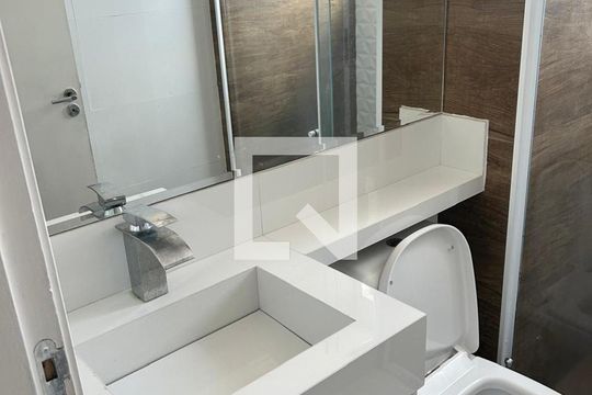 Banheiro de apartamento para alugar com 2 quartos, 49m² em São Pedro, Osasco