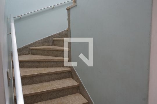 Escada de casa à venda com 3 quartos, 110m² em Vila Herminia, Guarulhos