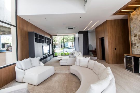 Sala  de casa de condomínio à venda com 4 quartos, 900m² em Colinas da Anhanguera, Santana de Parnaíba