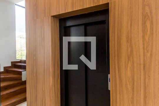 Detalhe Sala de casa de condomínio à venda com 4 quartos, 900m² em Colinas da Anhanguera, Santana de Parnaíba