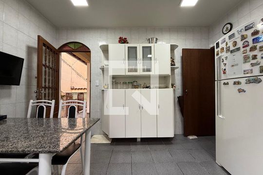 Casa à venda com 4 quartos, 225m² em Havaí, Belo Horizonte