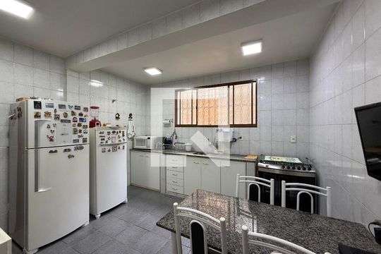 Casa à venda com 4 quartos, 225m² em Havaí, Belo Horizonte