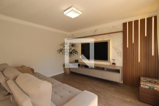 Sala de TV de casa à venda com 4 quartos, 354m² em Vila Camilópolis, Santo André