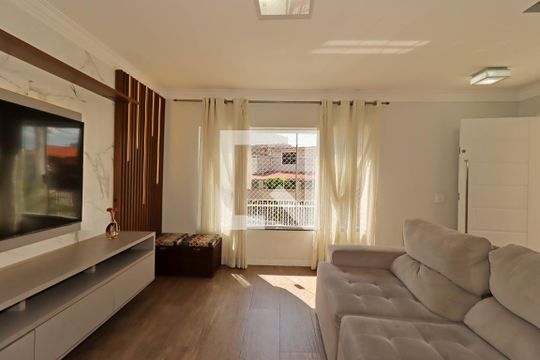 Sala de TV de casa à venda com 4 quartos, 354m² em Vila Camilópolis, Santo André