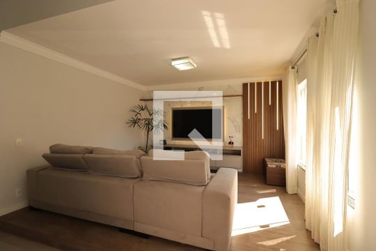 Sala de TV de casa à venda com 4 quartos, 354m² em Vila Camilópolis, Santo André
