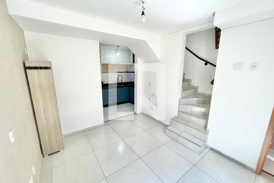 Sala/Cozinha de casa de condomínio à venda com 2 quartos, 52m² em Parque Peruche, São Paulo