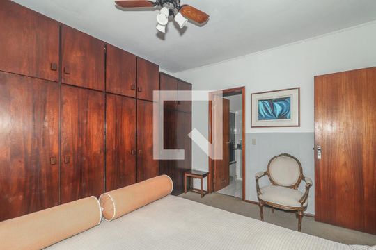 Quarto Suíte de casa à venda com 4 quartos, 223m² em Chácara das Pedras, Porto Alegre