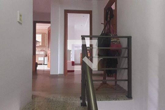 Escada de casa à venda com 4 quartos, 201m² em Mato Grande, Canoas