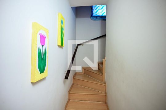 Escada de casa para alugar com 3 quartos, 101m² em Parque Monte Alegre, Taboão da Serra