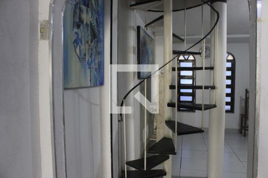 Escada dos quartos  de casa para alugar com 2 quartos, 163m² em Residencial Parque Cumbica, Guarulhos
