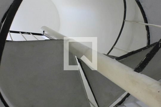 Escada dos quartos  de casa para alugar com 2 quartos, 163m² em Residencial Parque Cumbica, Guarulhos