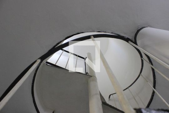 Escada dos quartos  de casa para alugar com 2 quartos, 163m² em Residencial Parque Cumbica, Guarulhos