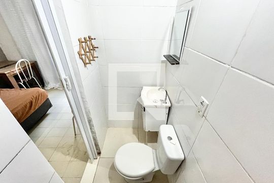 Banheiro de casa para alugar com 1 quarto, 25m² em Vila Roque, São Paulo
