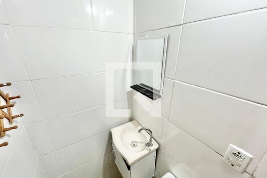 Banheiro de casa para alugar com 1 quarto, 25m² em Vila Roque, São Paulo