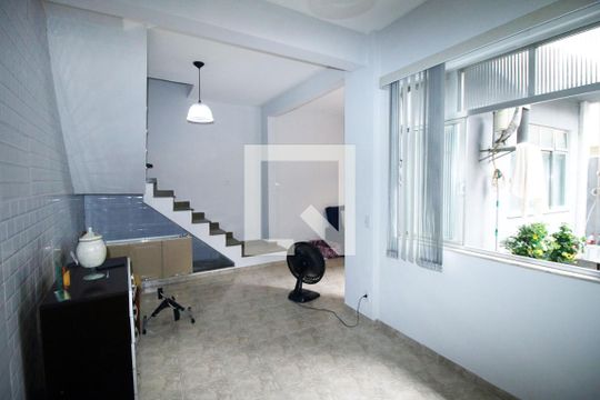 Sala de casa à venda com 2 quartos, 200m² em Olaria, Rio de Janeiro