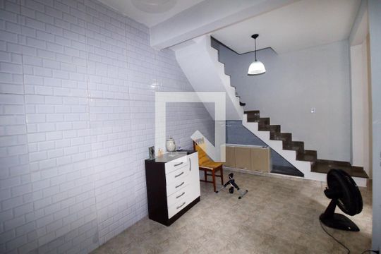 Sala de casa à venda com 2 quartos, 200m² em Olaria, Rio de Janeiro