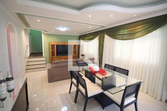 Sala 1 de casa para alugar com 3 quartos, 637m² em Novo Santa Cecília, Belo Horizonte