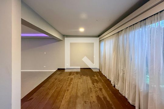 Sala de casa à venda com 4 quartos, 250m² em Granja Julieta, São Paulo