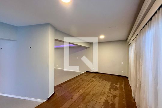 Sala de casa à venda com 4 quartos, 250m² em Granja Julieta, São Paulo